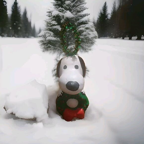 Vintage Ceramic Peanuts Snoopy Holding Wreath Ornament Christmas - Picture 1 of 4